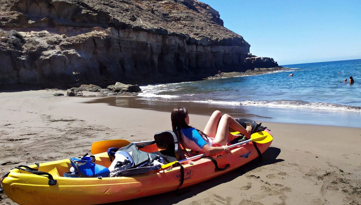 Kayak y snorkel en las cuevas de Taurito - Foto 1