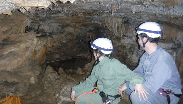 Practicando espeleología en la cueva del Nanzal