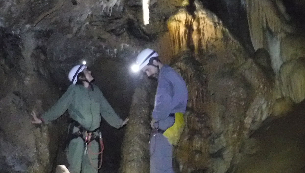 Espeleología en la cueva del Nanzal