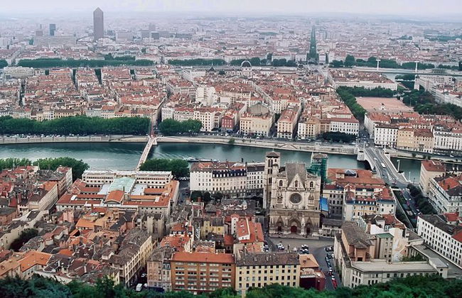 Trasferimento di arrivo: dall'aeroporto di Lione LYS alla città di Lione in furgone di lusso - Foto 5