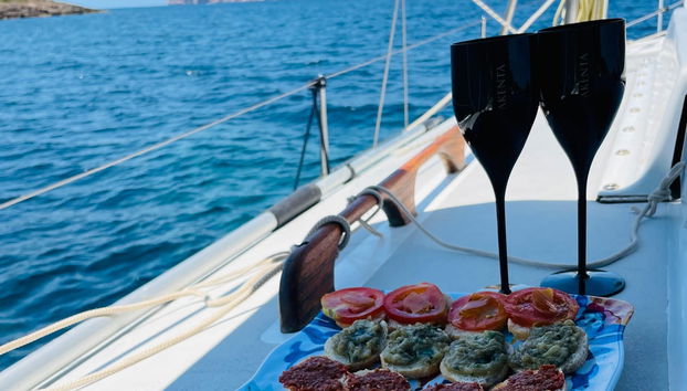 Deux verres de prosecco et un apéritif à bord