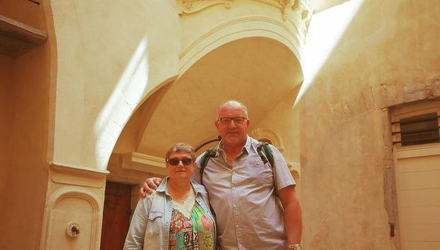 Pareja de descubrimiento de los secretos de Vieux-Lyon.
