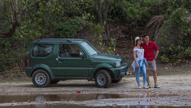 Una foto en pareja junto al 4x4 antes de comenzar la ruta