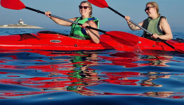 Remando em direção às ilhas Pakleni