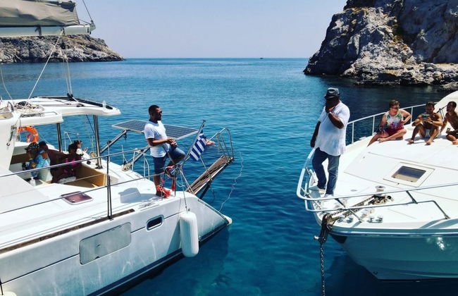 Paseo en catamarán con comida - Foto 1