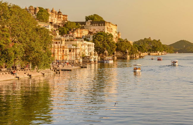 Ghat Tour & Lake Pichola Cruise - Photo 1