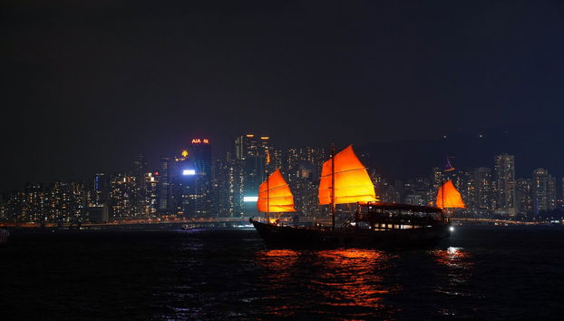Cruzeiro noturno pela baía Victoria em um barco tradicional - Foto 3