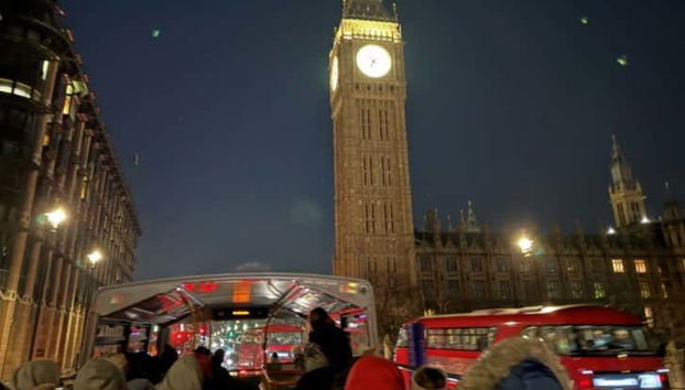 Tour noturno de ônibus panorâmico - Foto 3