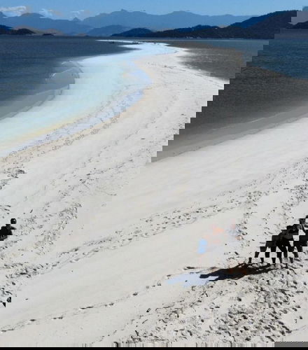 Foto de Avistamiento de delfines en la isla de Marambaia