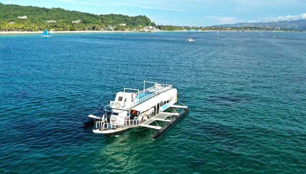 Fête en bateau au coucher du soleil à Boracay - Photo 3