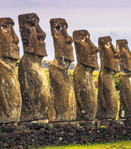 Foto de Excursión privada a Ahu Akivi, Puna Pau y Ana Te Pahu