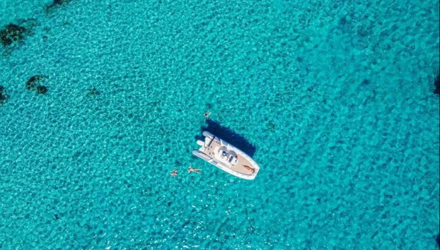 Vue aérienne sur le bateau dans le golfe de Cagliari