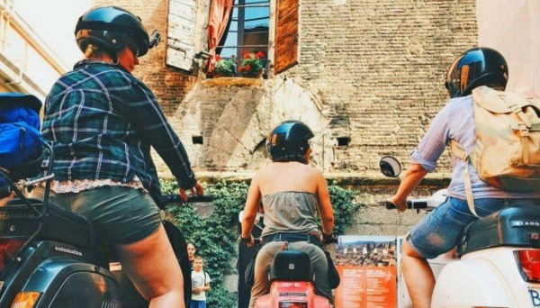 Un gruppo percorre Tropea in vespa