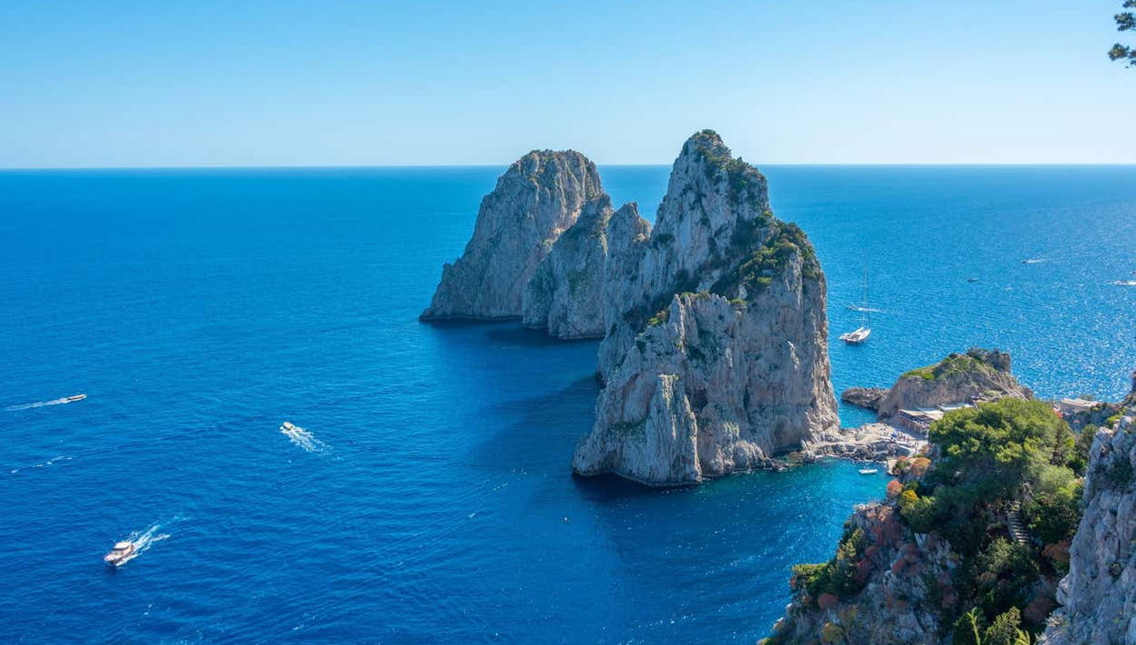 Caves of Capri Gozzo Boat Ride - Foto 1