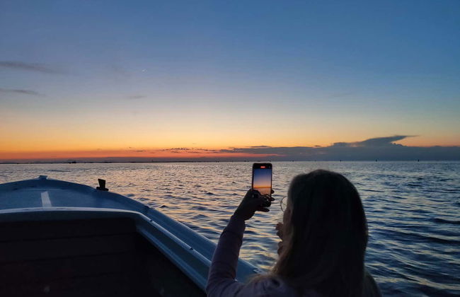 Paseo en barco al atardecer por la laguna de Venecia - Foto 3