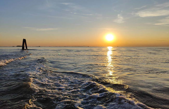 Paseo en barco al atardecer por la laguna de Venecia - Foto 1