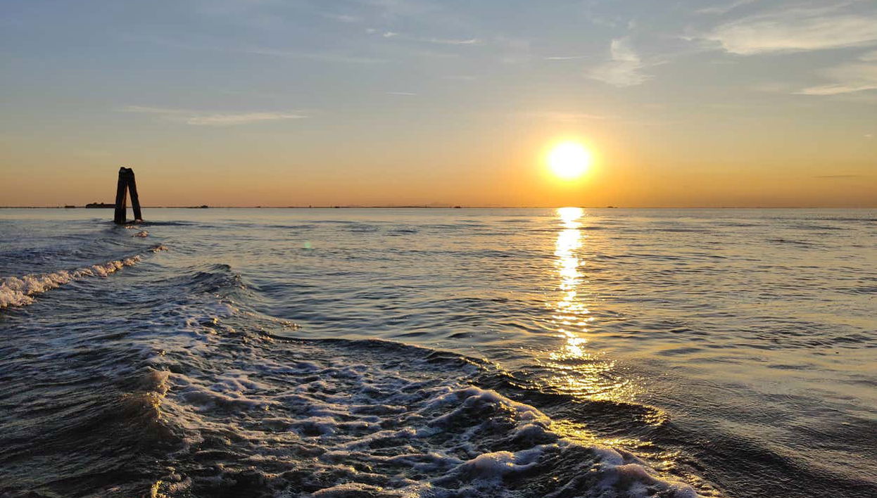 Paseo en barco al atardecer por la laguna de Venecia - Foto 1