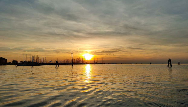Paseo en barco al atardecer por la laguna de Venecia - Foto 2