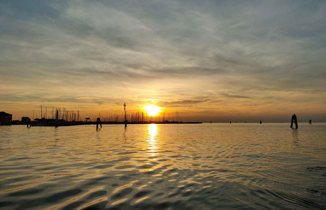 Paseo en barco al atardecer por la laguna de Venecia - Foto 6