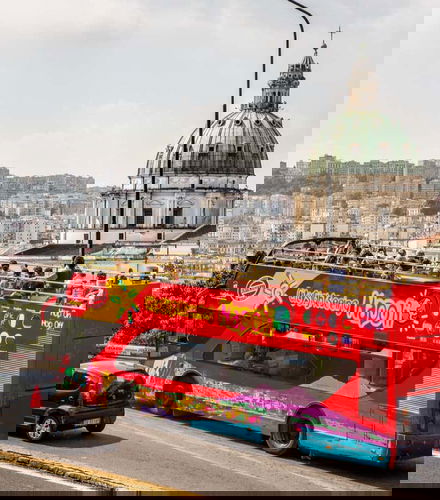 Foto de Escursione libera a Napoli + Autobus turistico