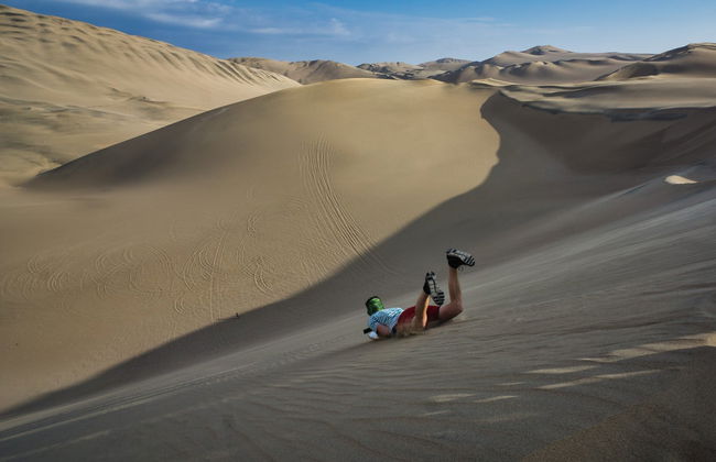 Sandboarding en el desierto de Ica al atardecer - Foto 1