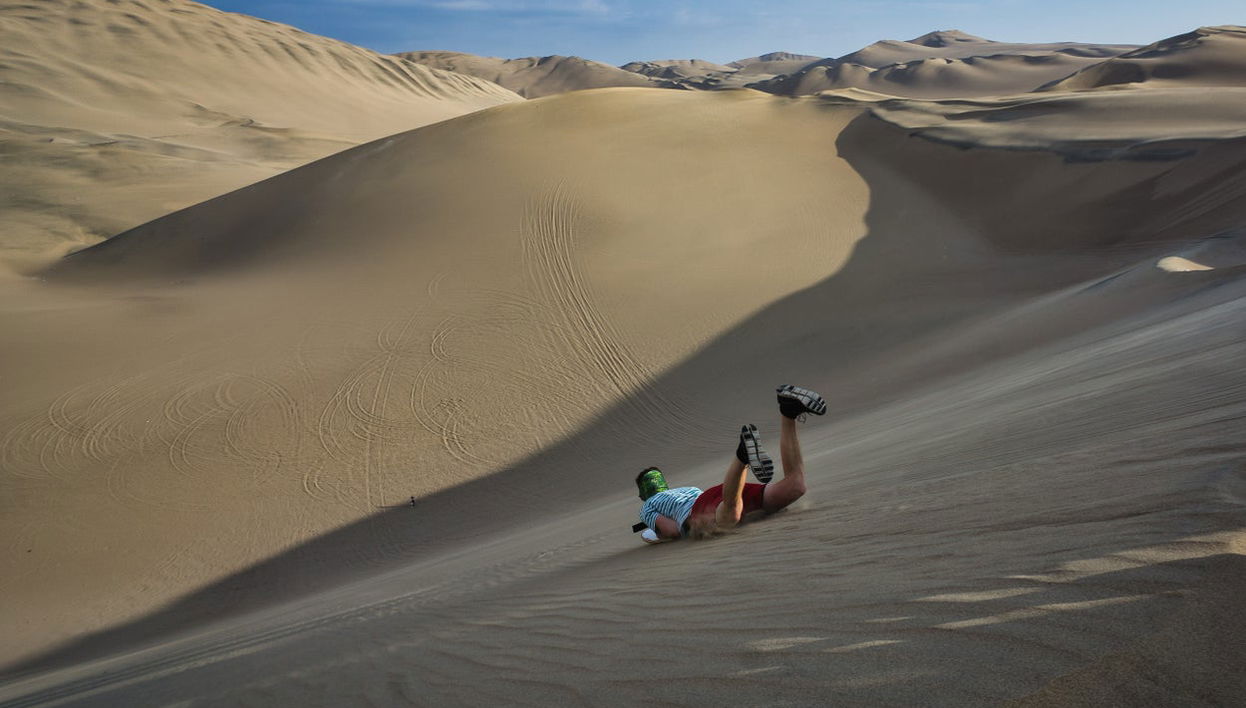 Sandboarding in the Ica Desert at Sunset - Foto 1