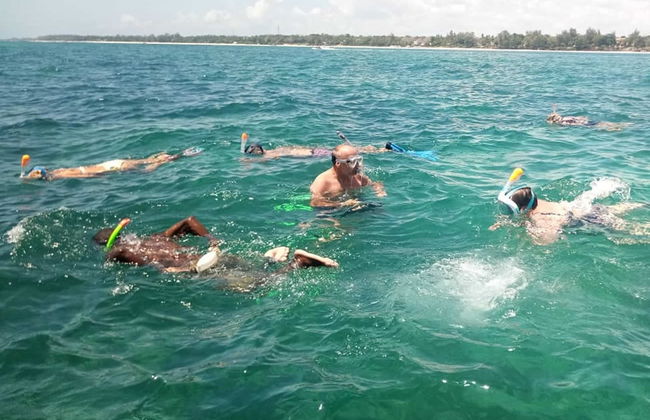 Balade en bateau à fond de verre à Diani - Photo 2