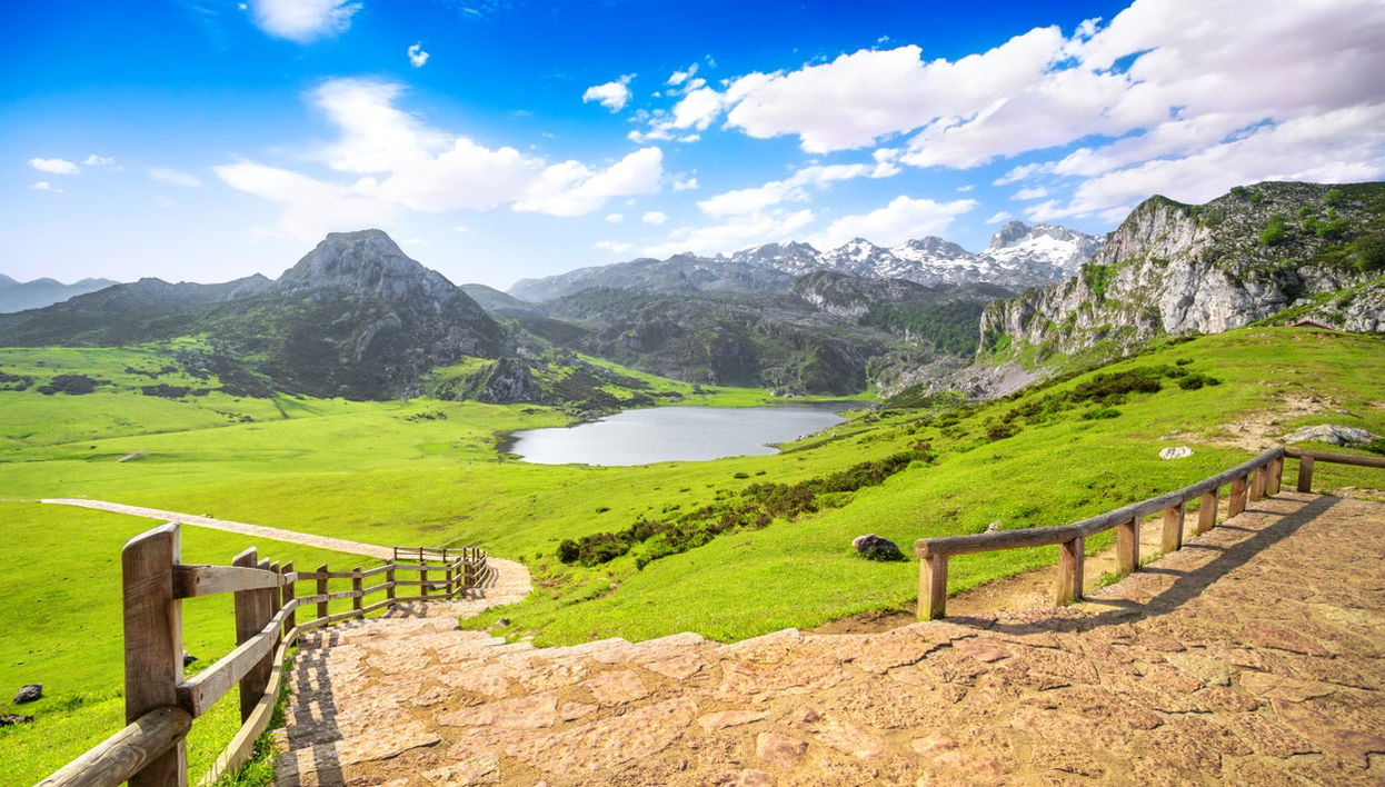 Lakes of Covadonga & Cangas de Onís Day Trip - Foto 1