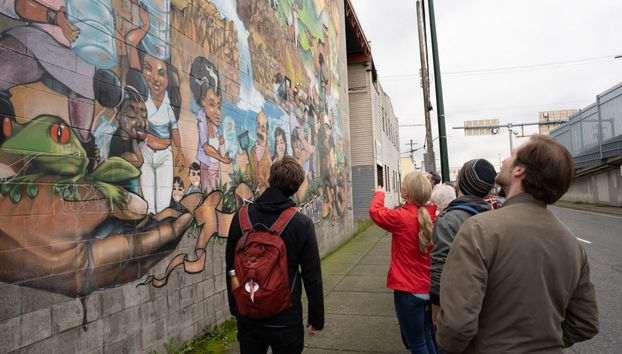 Turistas contemplando los murales urbanos de Calgary