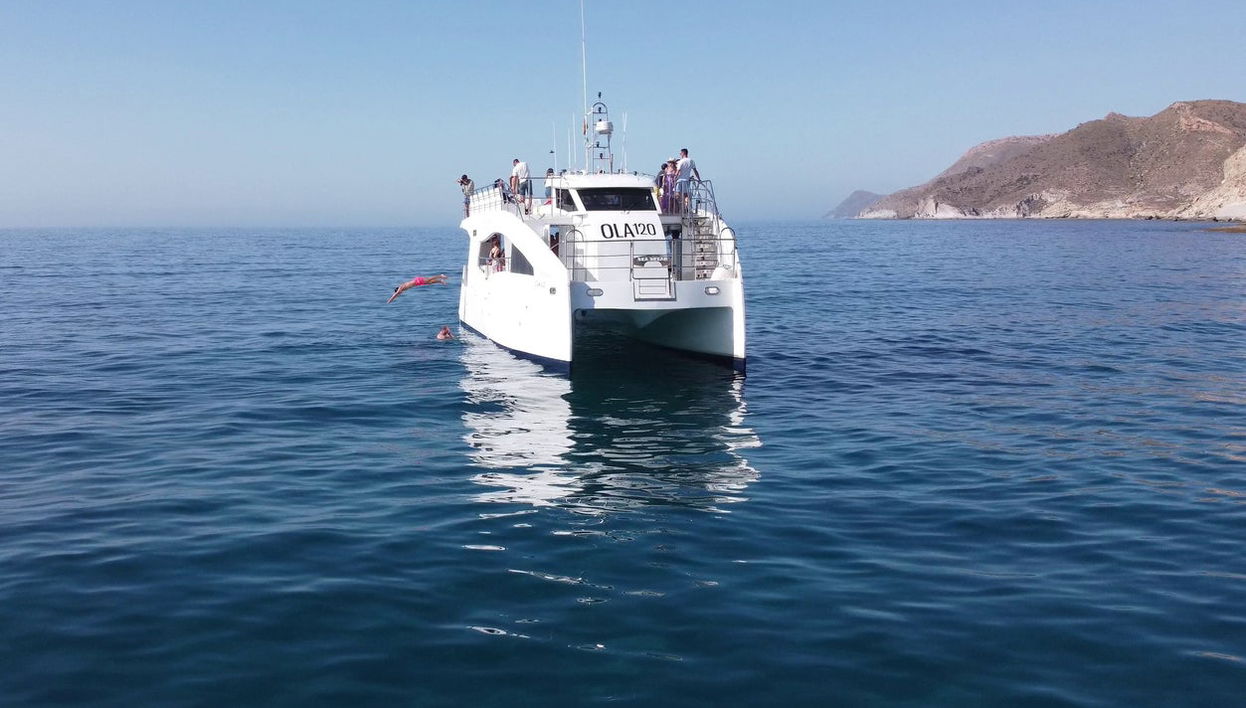 Paseo en catamarán por Cabo de Gata - Foto 1