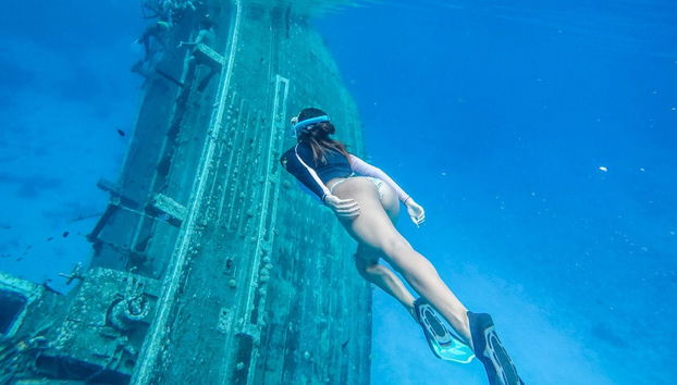 Praticando snorkel no barco naufragado