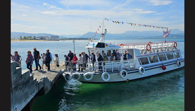 Paseo en barco desde Laredo hasta el Faro del Caballo de Santoña - Foto 2