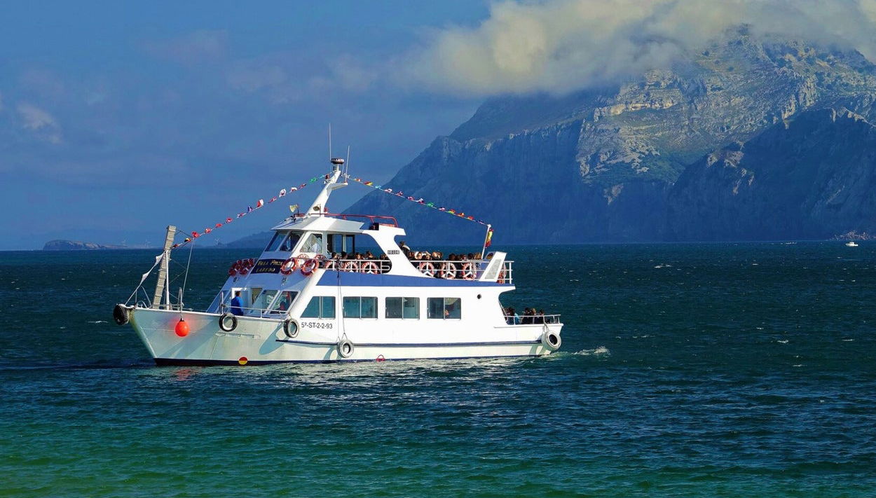 Paseo en barco desde Laredo hasta el Faro del Caballo de Santoña - Foto 1