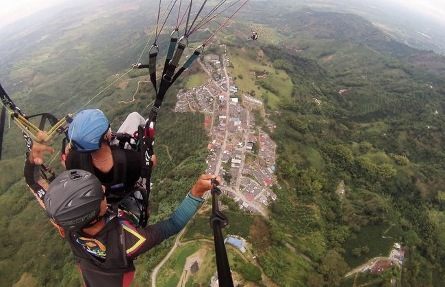 Vuelo privado en parapente sobre el Eje Cafetero - Foto 4