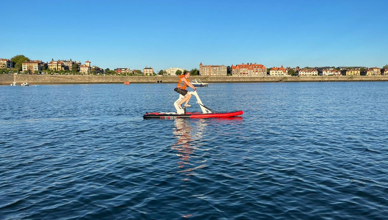 Tour en bicicleta acuática por la Ría de Bilbao - Foto 1