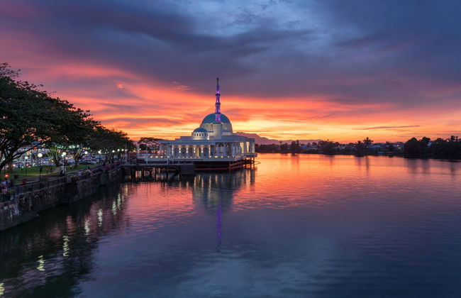 Balade en bateau à Kuching au coucher de soleil - Photo 1