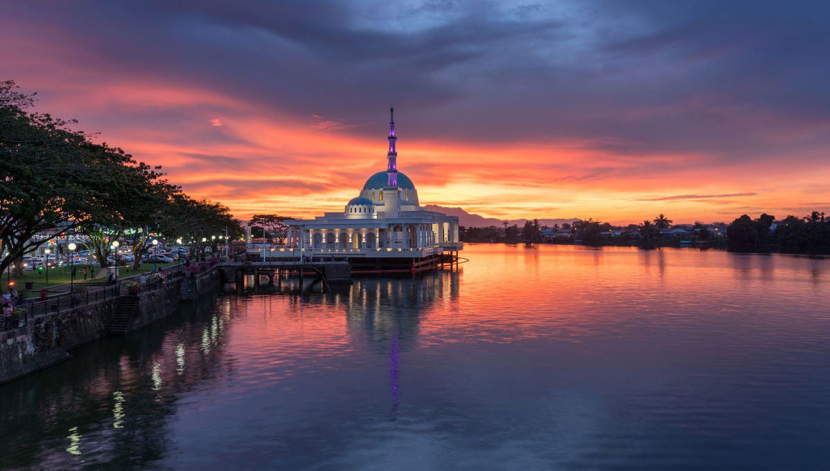 Balade en bateau à Kuching au coucher de soleil - Photo 1