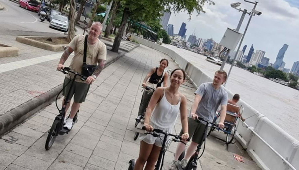 Bangkok e-Scooter and Longtail Boat Tour - Foto 1