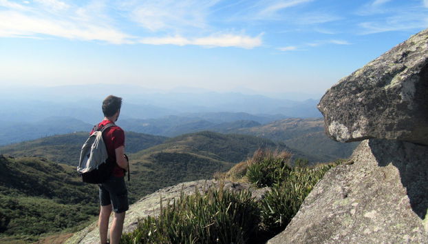 Desfrutando das vistas do plananto na subida do pico Araçatuba