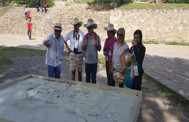 Excursión de medio día al yacimiento arqueológico de Monte Albán - Foto 2