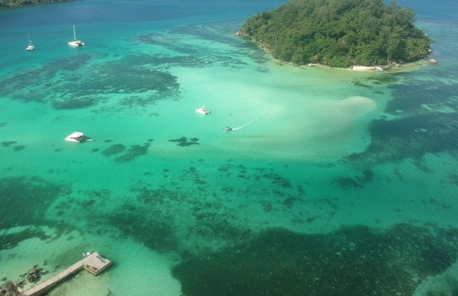 Excursão à ilha Moyenne + Snorkel e almoço no restaurante Jolly Roger - Foto 2