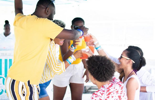 Chukka Reggae Rafting and Catamaran Sail, Snorkel and Party Cruise - Foto 11