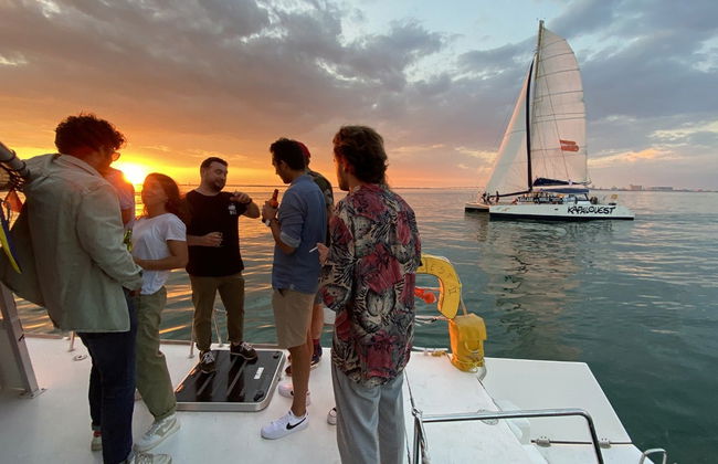 Paseo en catamarán al atardecer - Foto 5