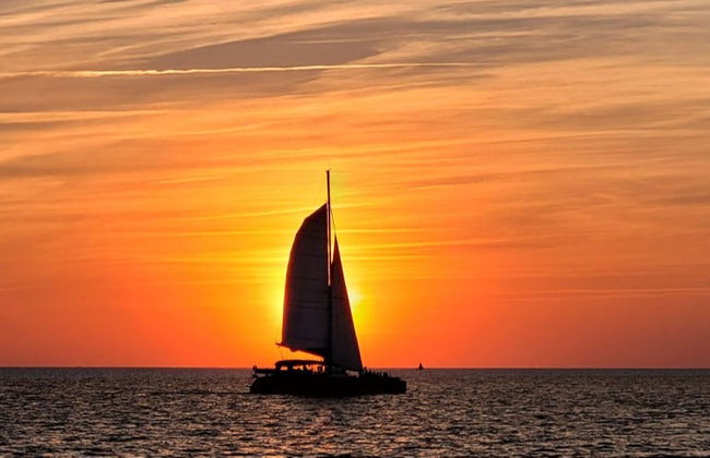 Paseo en catamarán al atardecer - Foto 8