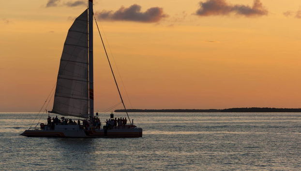 Paseo en catamarán al atardecer por la costa de Valencia - Foto 2