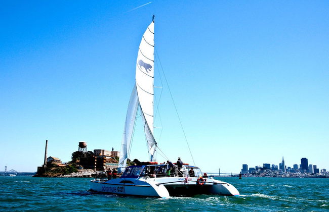 Passeio de catamarã ao entardecer - Foto 1