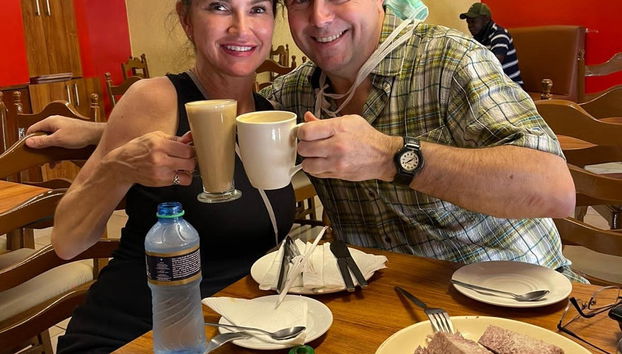 Una pareja brindando con una bebida