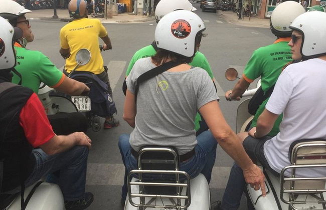 Descubre Saigón en Vespa - Tour Nocturno - Foto 1
