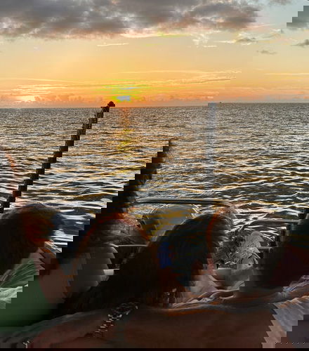 Foto de Paseo en barco al atardecer por Naples