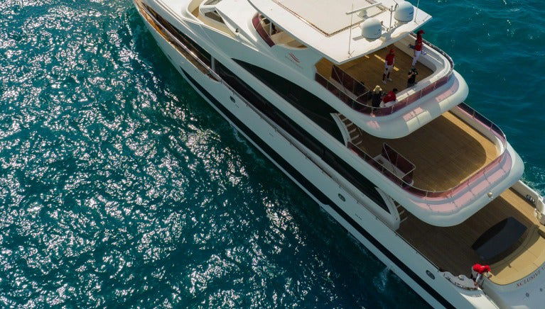 Balade en yacht avec DJ et open bar